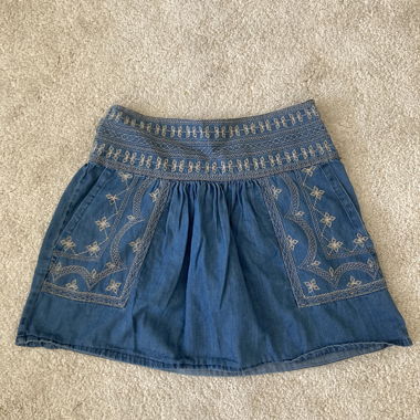 Gonna mini in denim ricamato