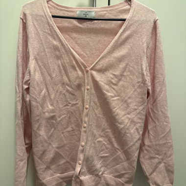 Cardigan rosa lavorato a maglia con bottoni