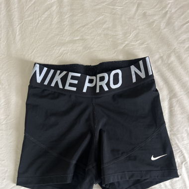 schwarze Nike Pro Shorts