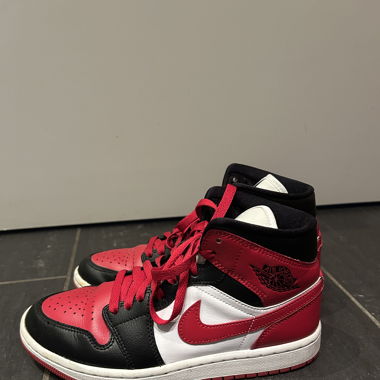 Rote Nike Air Jordan 1