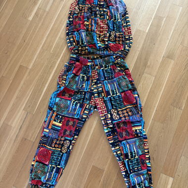 Bunter Jumpsuit mit Muster