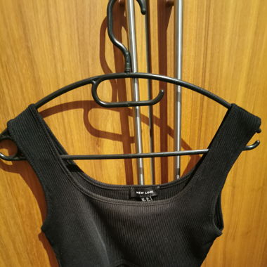 zwei Crop-Tops