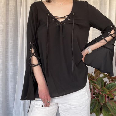 Blouse noire à manches évasées et laçage