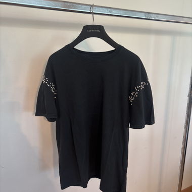 Black T-shirt with jewelry details