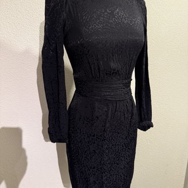 Schwarzes Spitzenkleid mit Cut-out