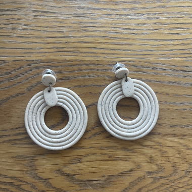 Boucles d’oreilles en crème, faites main, en Fimo