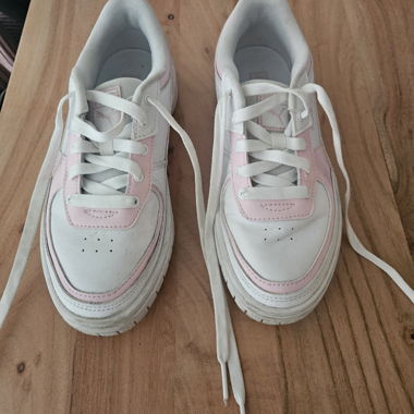 Sneaker bianche Puma con dettagli rosa