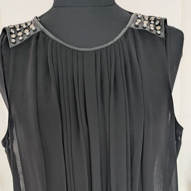Ärmelloses schwarzes, plissiertes Top mit Strass