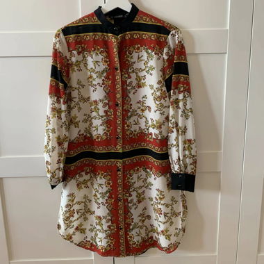 Lange Bluse mit "Versace" Print