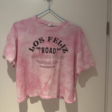 T-Shirt mit schwarzer Schrift 