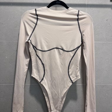 Beiges Body mit sichtbaren Nähten, lange Ärmel