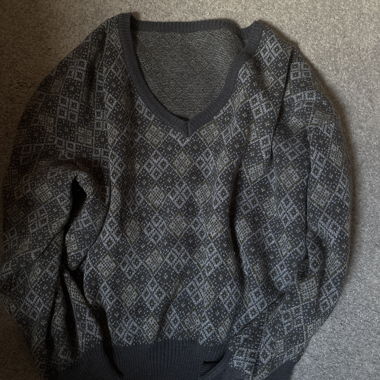 Maglione scollo a V motivo geometrico grigio