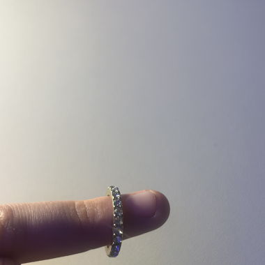 Bague argentée avec strass brillants tout autour