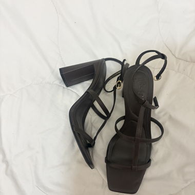 Sandales à talons noires à brides
