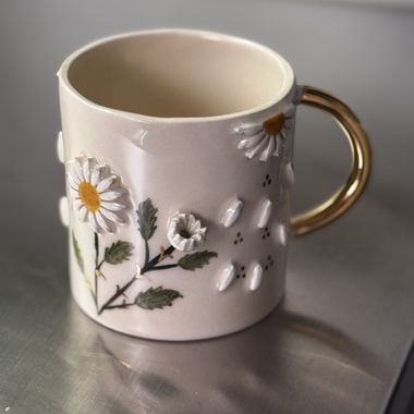 Keramikbecher mit Blumenrelief Handmade
