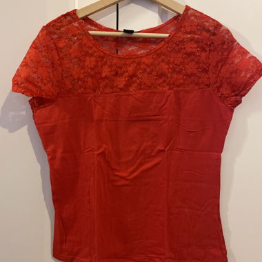 T-shirt rosso con pizzo