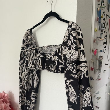 florale crop-top et manche bouffantes 