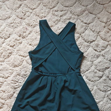 robe verte dos nu bretelles croisées