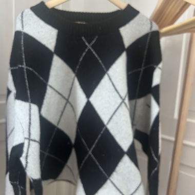 Schwarz-weisser Argyle-Pullover