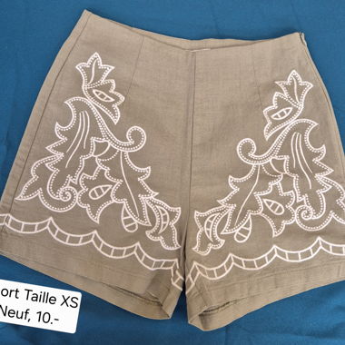 Pantaloncini beige con ricami XS