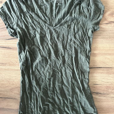 T-shirt Hollister con scollo a V