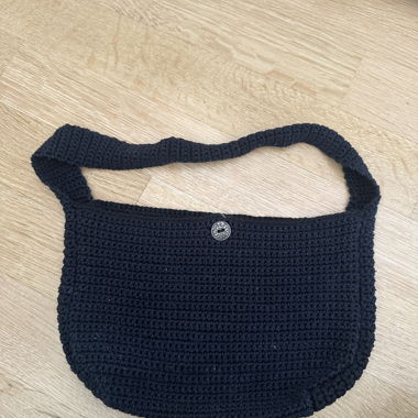 Gehäkelte schwarze Schultertasche