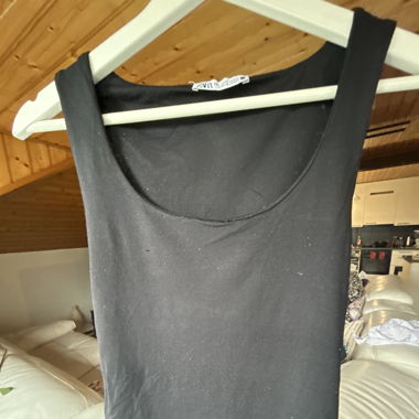 Eng anliegendes schwarzes Top