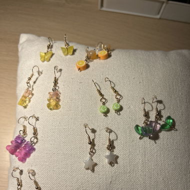 Un lot de 8 paires de 2 boucles d’oreilles