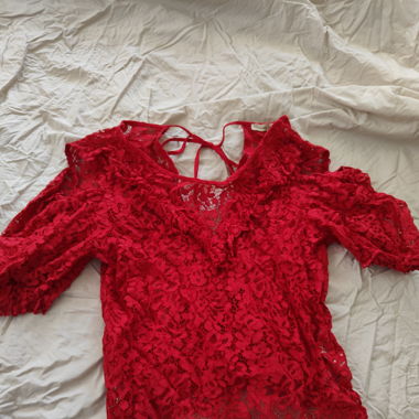 Rotes Spitzen-T-Shirt