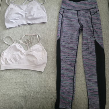 Set SWEATY BETTY (2 reggiseni sportivi + 1 leggings)