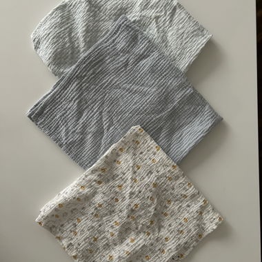 Diff. lingettes en mousseline / bavoirs d'allaitement