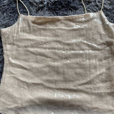 Top beiges à sequins avec bretelles spaghetti