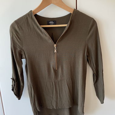 Blusa in viscosa verde oliva con zip