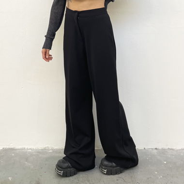 Schwarze Hose mit weitem Bein
