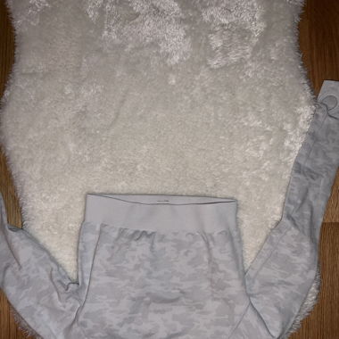 Sportset mit Hose und Oberteil