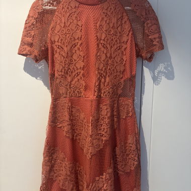 Robe en dentelle corail