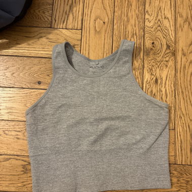 Graues geripptes Tanktop