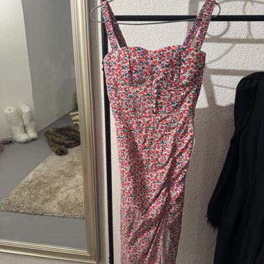 Geblümtes, gerafftes Kleid