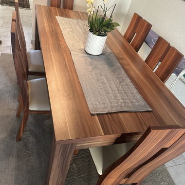 Table à manger pourvue de 6 chaises