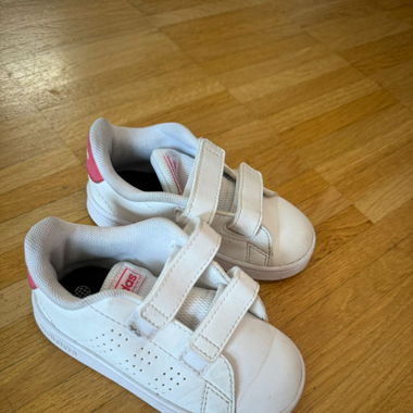 À vendre : Baskets Adidas (enfants) P.22