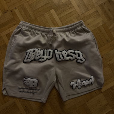 Shorts de survêtement beige avec broderie