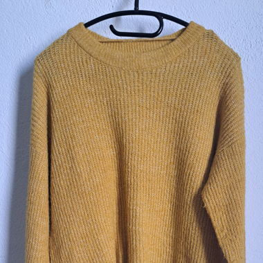 Gelber Strickpullover