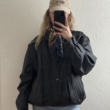 Schwarze Lederjacke mit abnehmbaren Ärmeln
