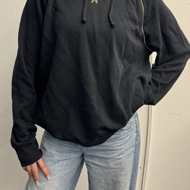 Pull noir avec décorations vertes