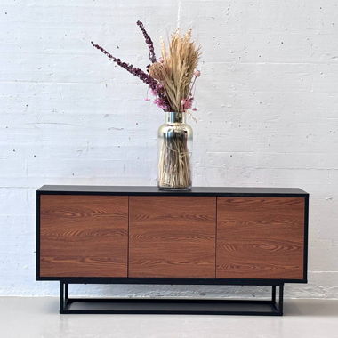 Credenza moderna en casa in look noce