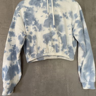 Croppes Hoodie mit Batikmuster