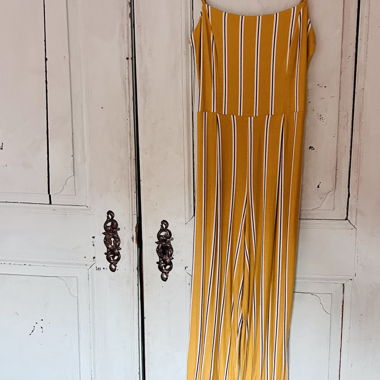Gestreifter gelber Jumpsuit von Bershka
