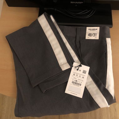 Pantaloni grigio scuro con bande laterali