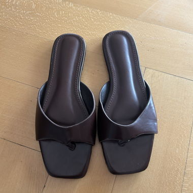 Braune Sandalen mit flachem Absatz