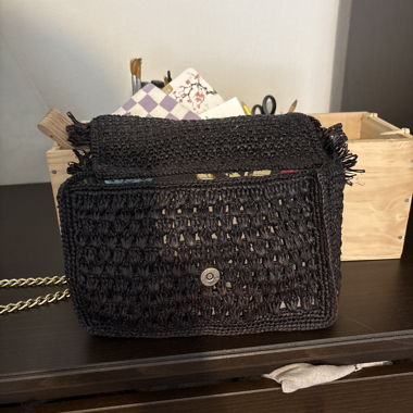 Borsa a tracolla nera intrecciata